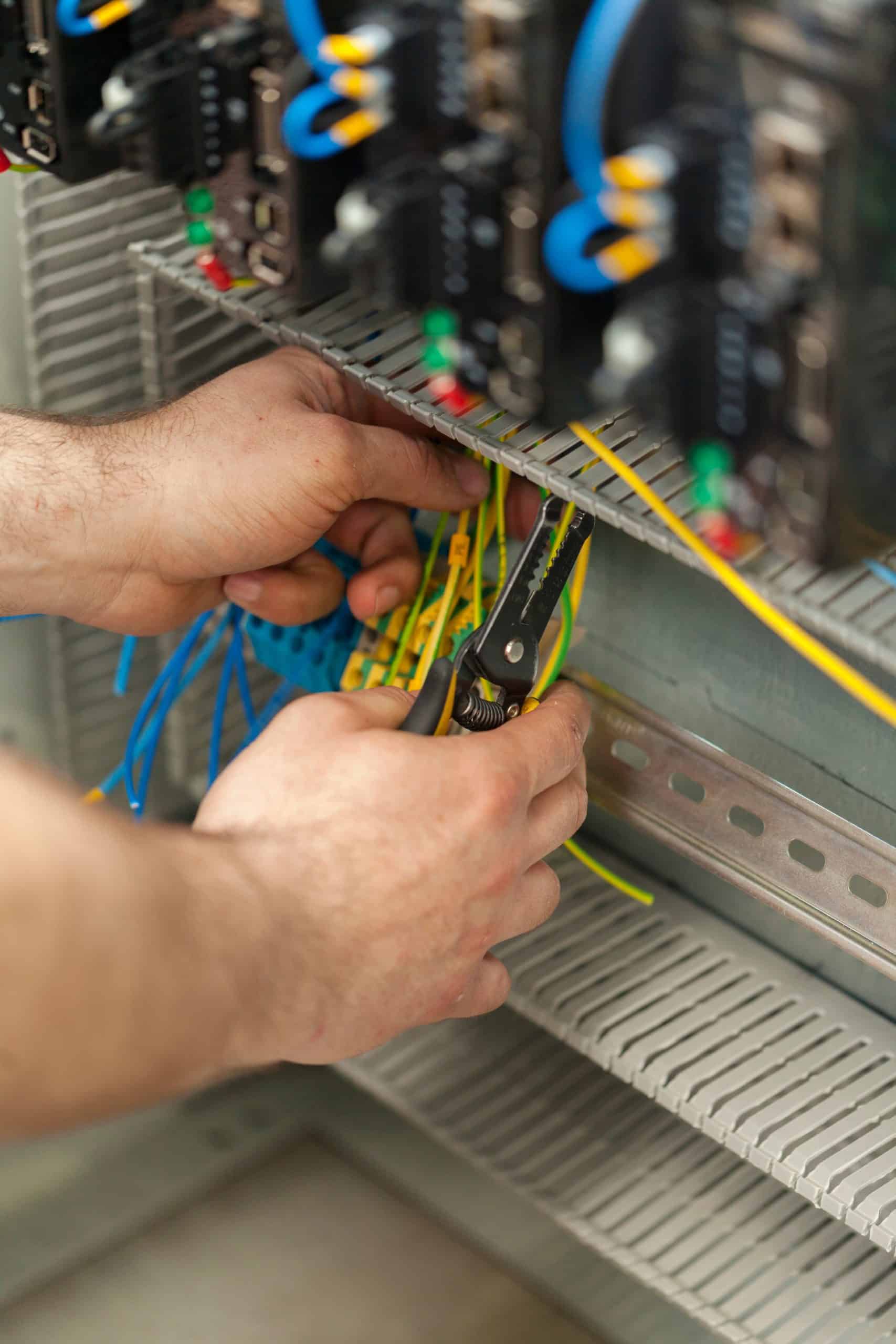WHEN TO CALL FOR EMERGENCY ELECTRICAL SERVICE